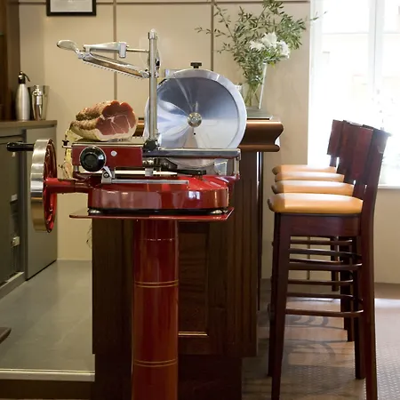 Alfred La Madeleine Beaune (Cote d'Or)