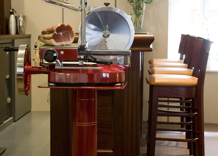 Alfred La Madeleine Бон